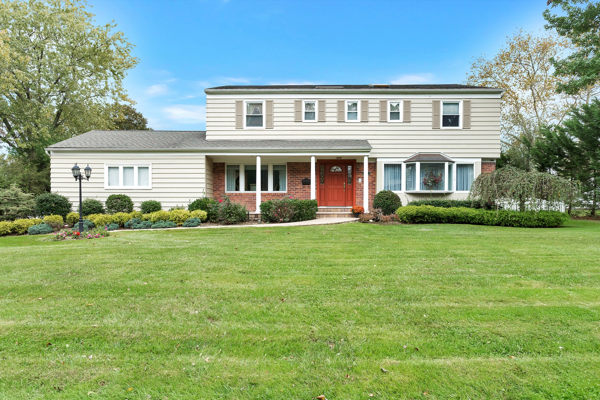 Price Improved!  Charming Colonial in Lakeville Estates in East Hills