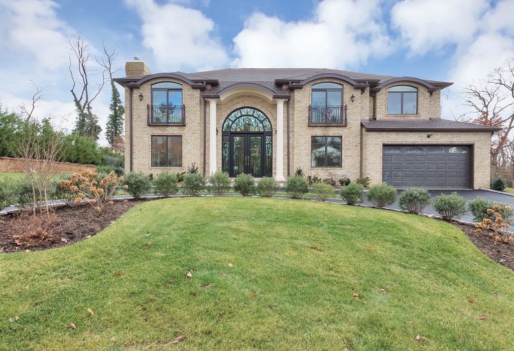 Just Listed!  Impeccable New Construction on oversized property in Roslyn Country Club